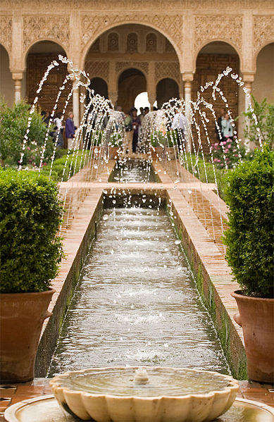 389px-Alhambra Generalife fountains